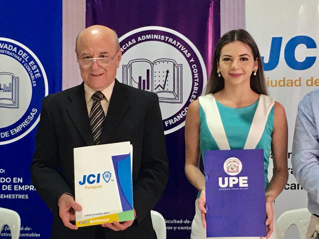 Firma de Convenio entre la Facultad de Ciencias Administrativas y Contables UPE y la JCI Ciudad del Este